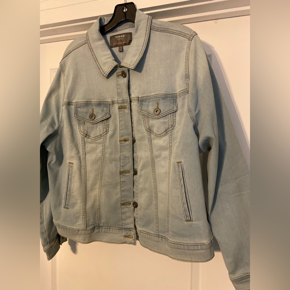 Torrid Women's Light Blue Washed Ombre Denim Jacket Size 2 Feel The Fit Stretch